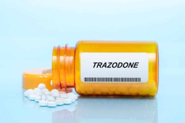 trazodone-viên-đổ-từ-chai
